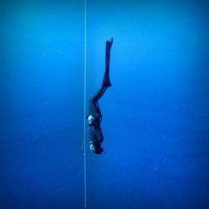 Freefall in Freediving with bi-fins