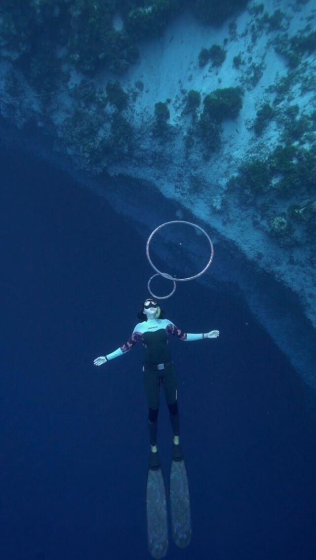 🇬🇧: After years of trial and error, we’ve discovered the best tips to improve your bubble ring skills:  1. Start at a depth of 5-7 meters in a place with no current. Going deeper than this will be more challenging.
2. Make sure you’re facing parallel to the surface. If you’re at an angle, the ring will break.
3. When you blow, relax your lips.
4. Practice, practice, practice!  Do you have another trick that works for you that you’d like to share? Comment below ⬇️  ———  🇪🇸: Después de años de prueba y error, hemos descubierto los mejores consejos para mejorar tus habilidades con los anillos de burbujas:  1. Comienza a una profundidad de 5-7 metros en un lugar sin corriente. Ir más profundo será más difícil. 
2. Asegúrate de estar paralelo a la superficie. Si estás en un ángulo, el anillo se romperá.
3. Cuando soples, relaja tus labios.
4. ¡Practica, practica, practica!  ¿Tienes otro truco que funcione para ti y que te gustaría compartir? Comenta abajo ⬇️  #bubblering #freediving #Freedive #girlsthatfreedive #FreedivingCourse #freedivingexperience #freedivingadventure #girlsthatfreedive